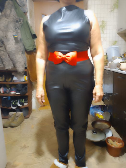 Цікавий сучасний комбінезон, модного кольору