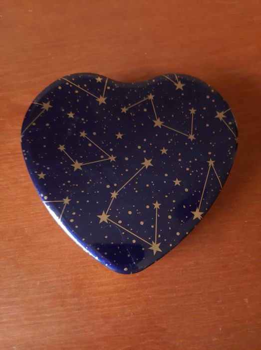 Metalowe pudełko granatowo-złote w kształcie serca | wzór konstelacje