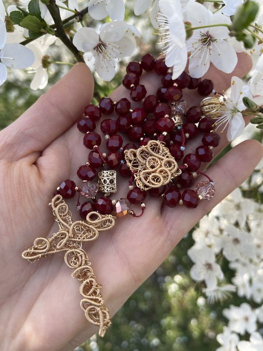 Piękny bordowy różaniec