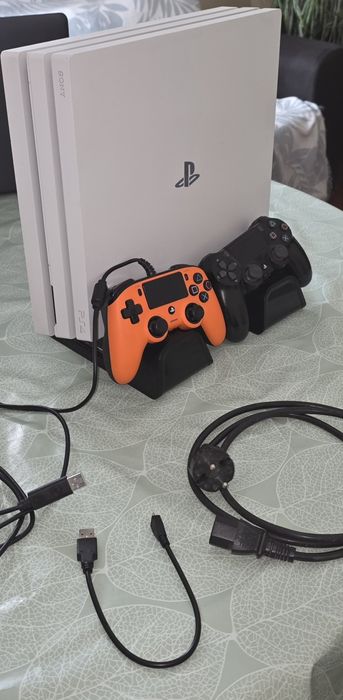 Playstation 4 c base de arrefecimento e 2 comandos