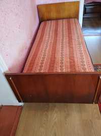 Продам два дерев'яні ліжка з матрацами