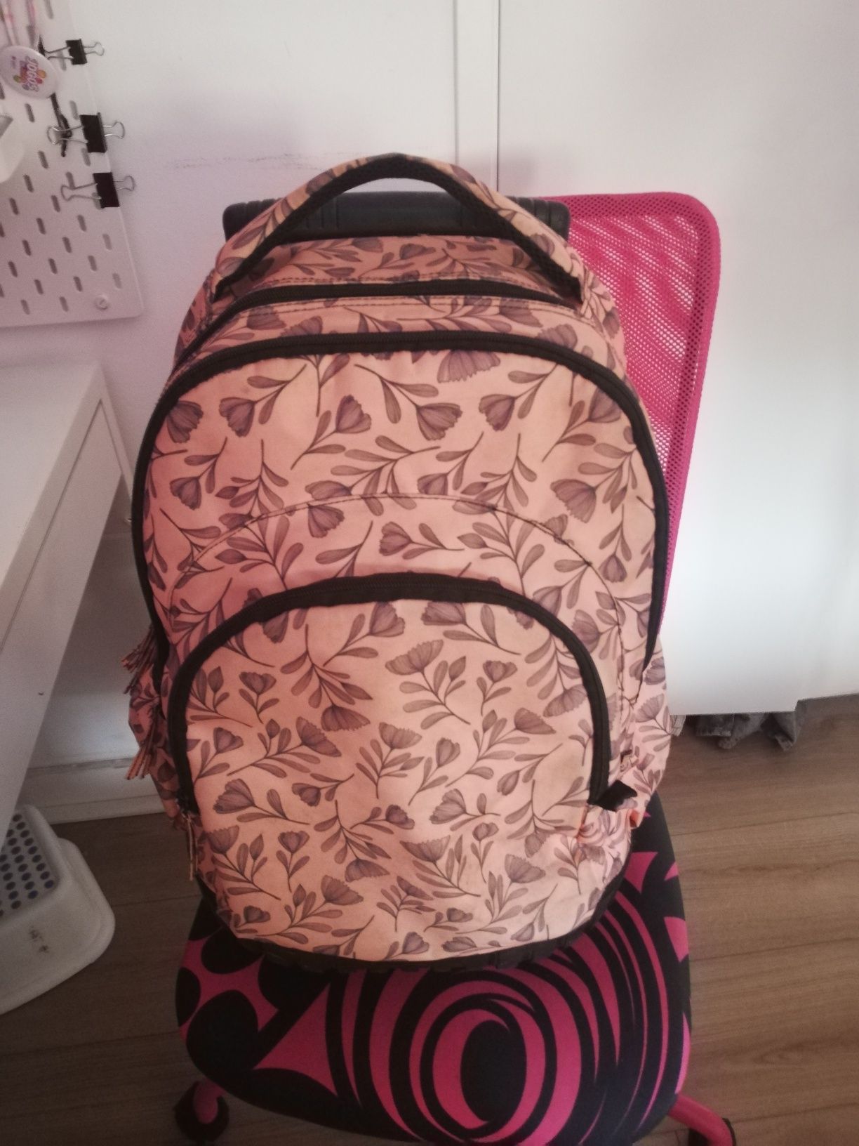Trolley Mochila salmão - base dura - Ótimo estado