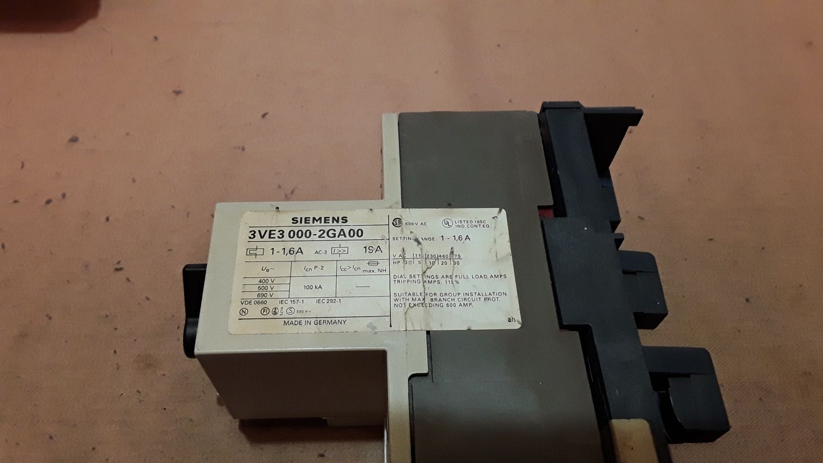 Автоматический выключатель для защиты двигателя. Siemens 3VE3,1.6A