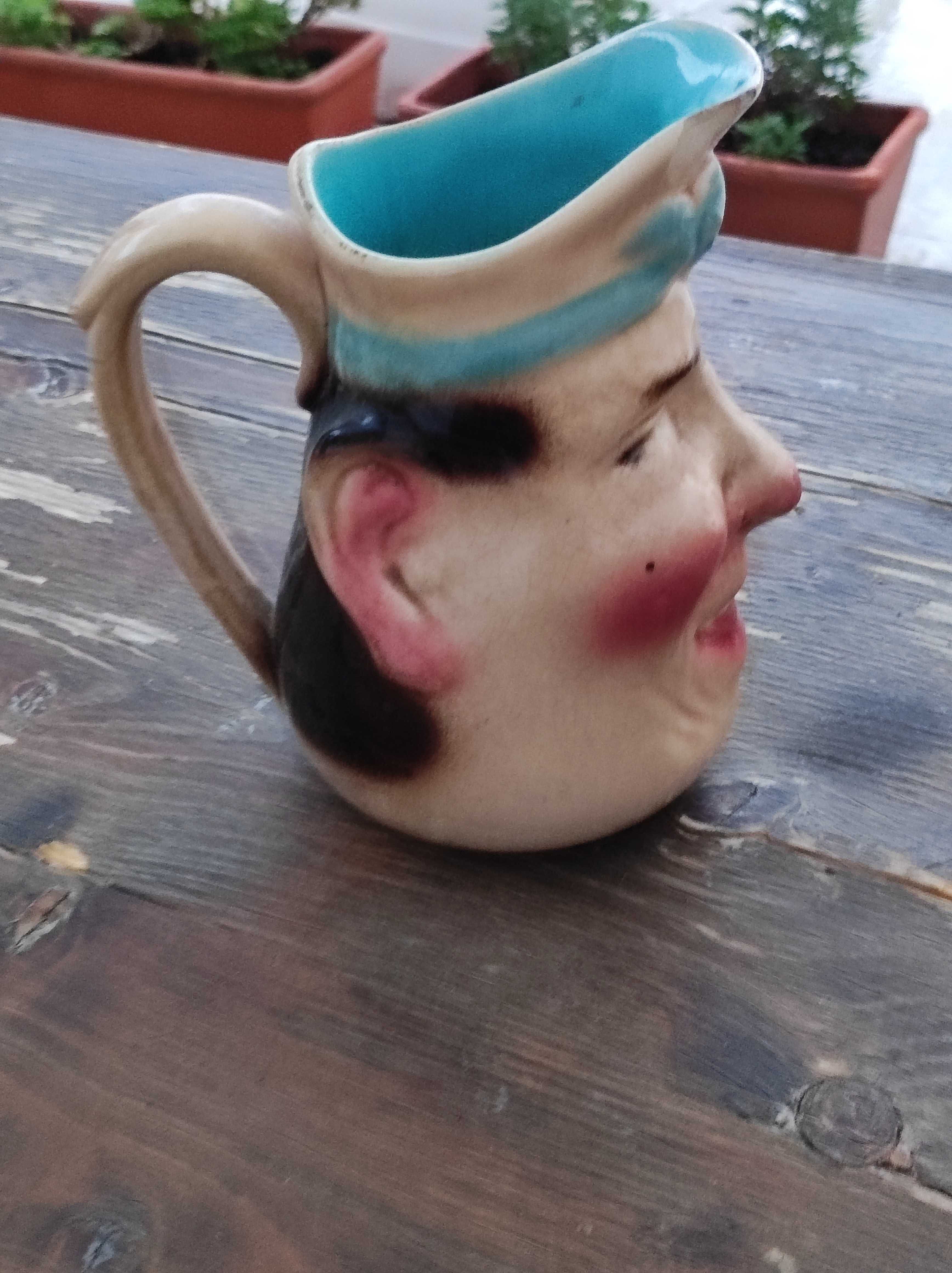 Caneca com aspecto de uma cara