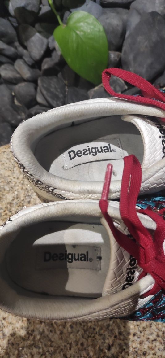 Sapatilhas desigual