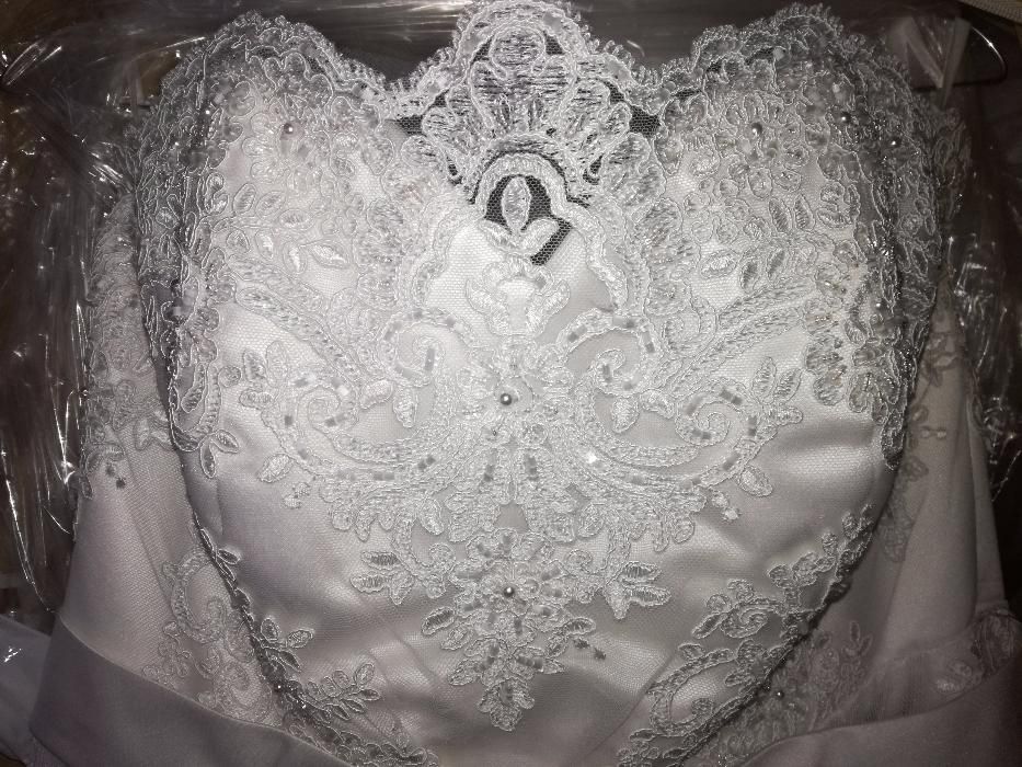 Klasyczna suknia ślubna wykończona koronką