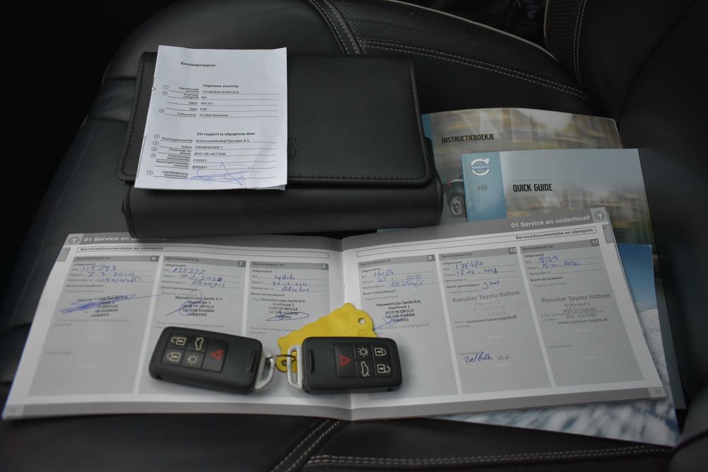 100% BEZWYPADKOWE Volvo V40 d2 R-design BiXenon Navi Kamera Panorama