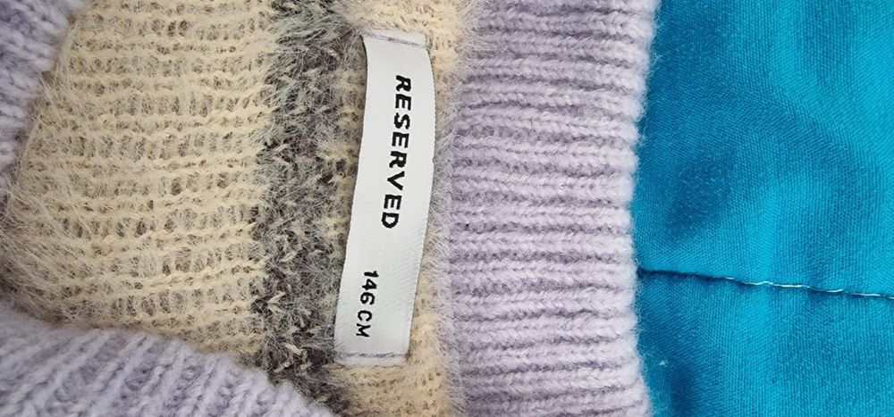 Reserved fioletowy sweterek w beżowe kotki