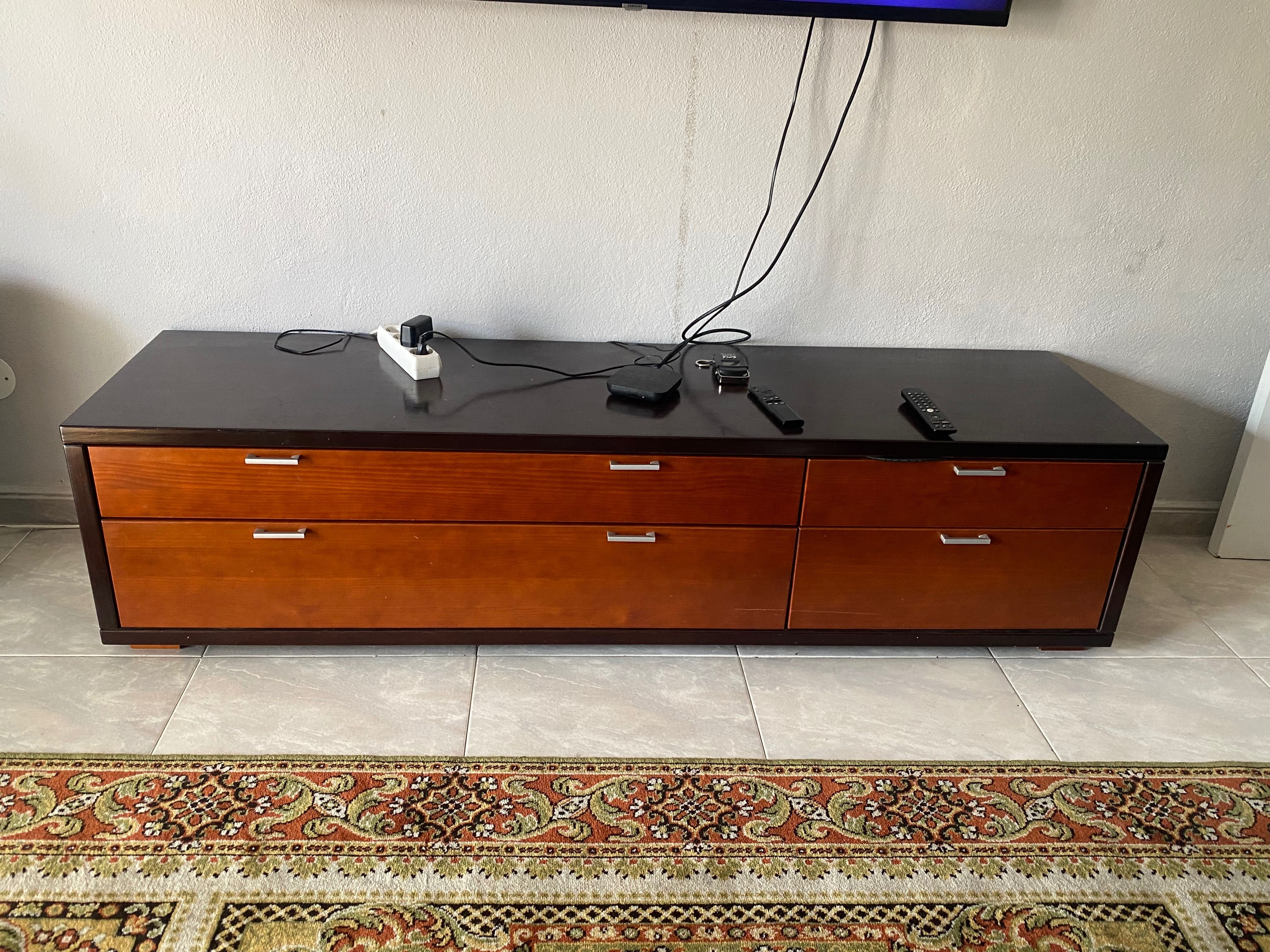 Sofá cama, cama, máquina de lavar roupa, mesa com 4 cadeiras, espelho,