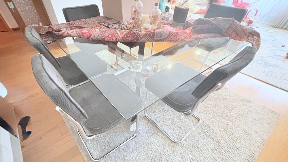 Mesa de jantar quadrada 150x150 em vidro e 8 cadeiras.