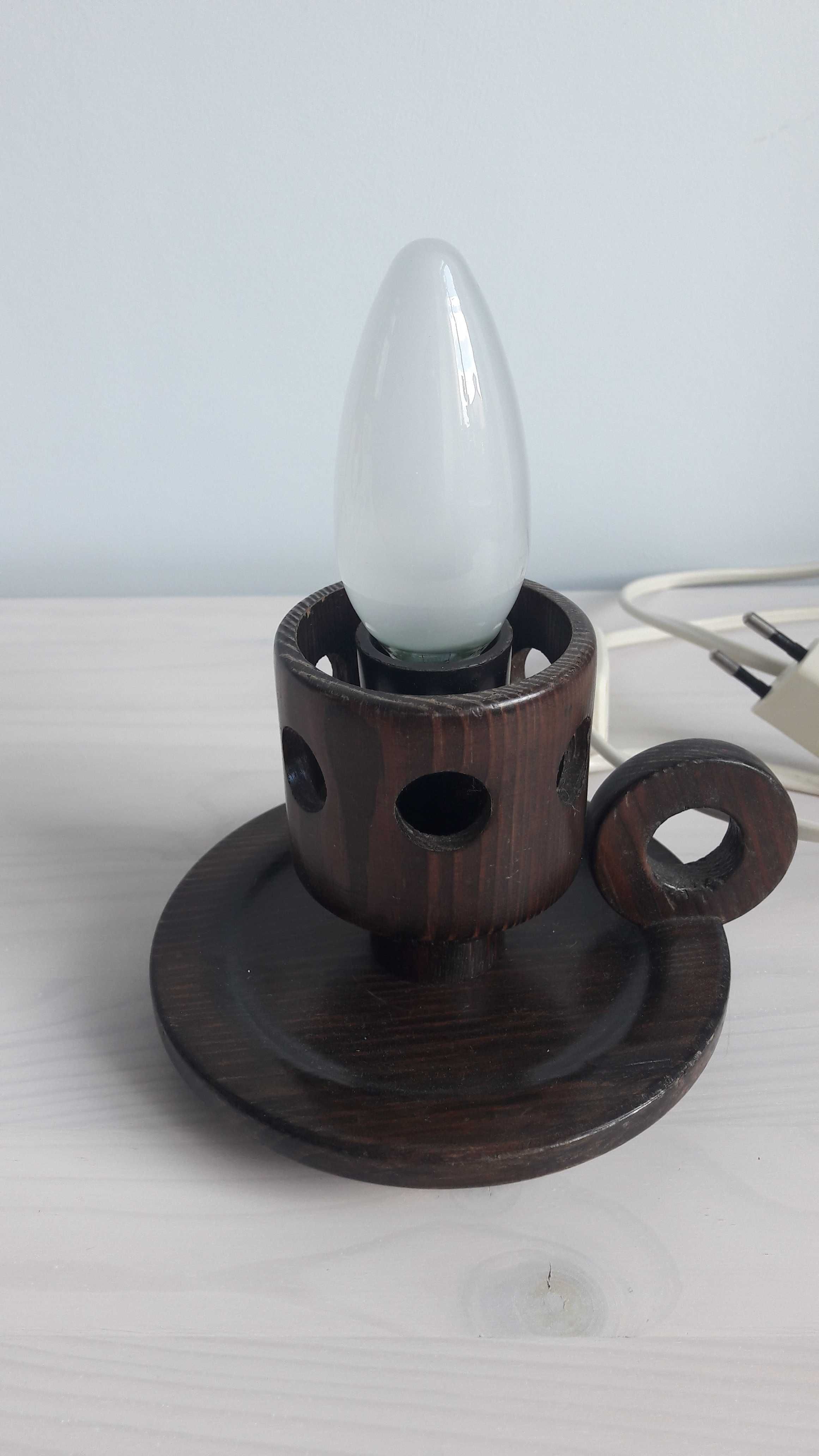 Lampka drewniana z uchwytem w kształcie świeczki