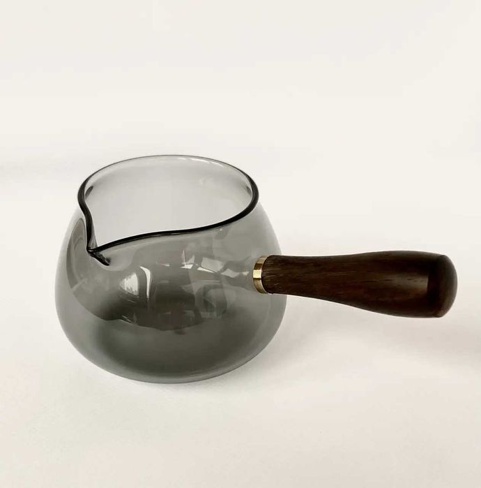 Скляна чаша з носиком і дерев’яною ручкою, із затемненим склом, 380 мл