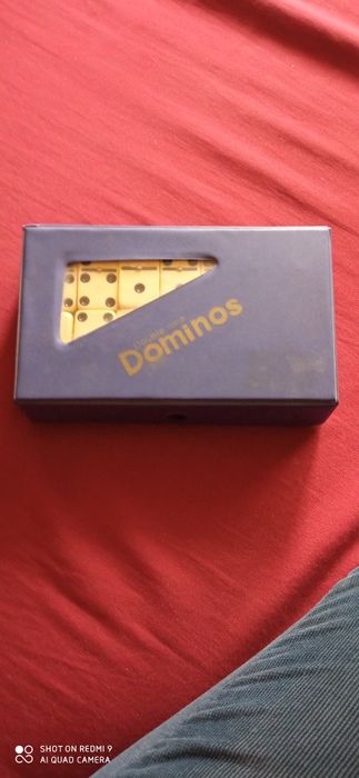 Dominós antigos com caixa