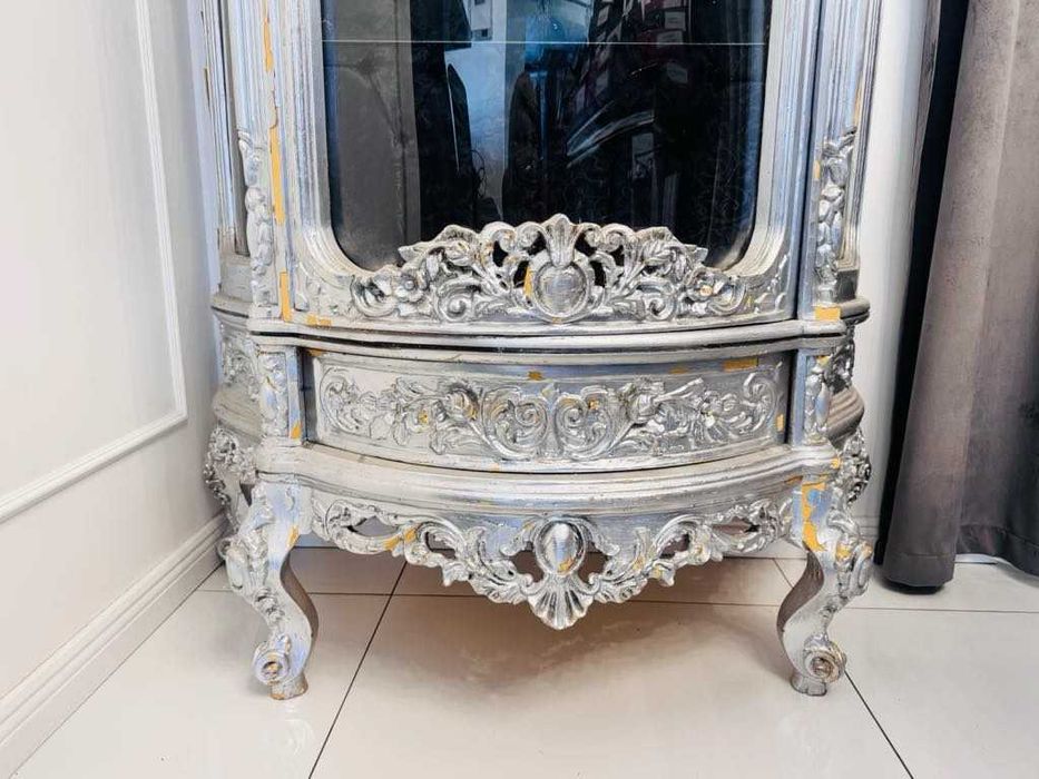Srebrna witryna barokowa – stylizowany mebel z rzeźbieniem