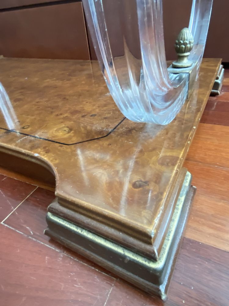 Mesa de apoio de sala em madeira de cerejeira e acrílico