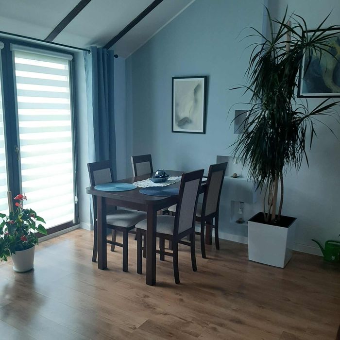 Stół do salonu z krzesłami