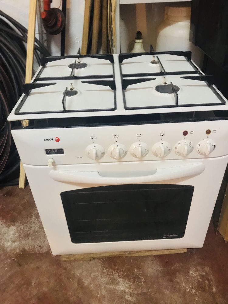 Fogão a gás butano / propano com forno eletrico. Marca Fagor.