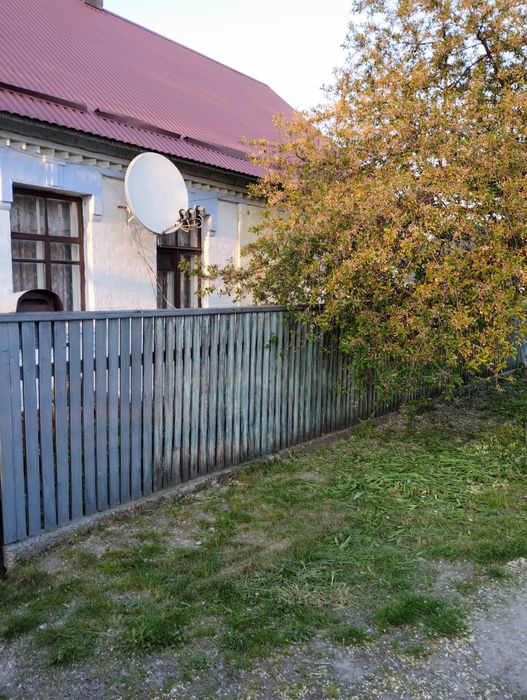 Будинок у місті з великим участком.