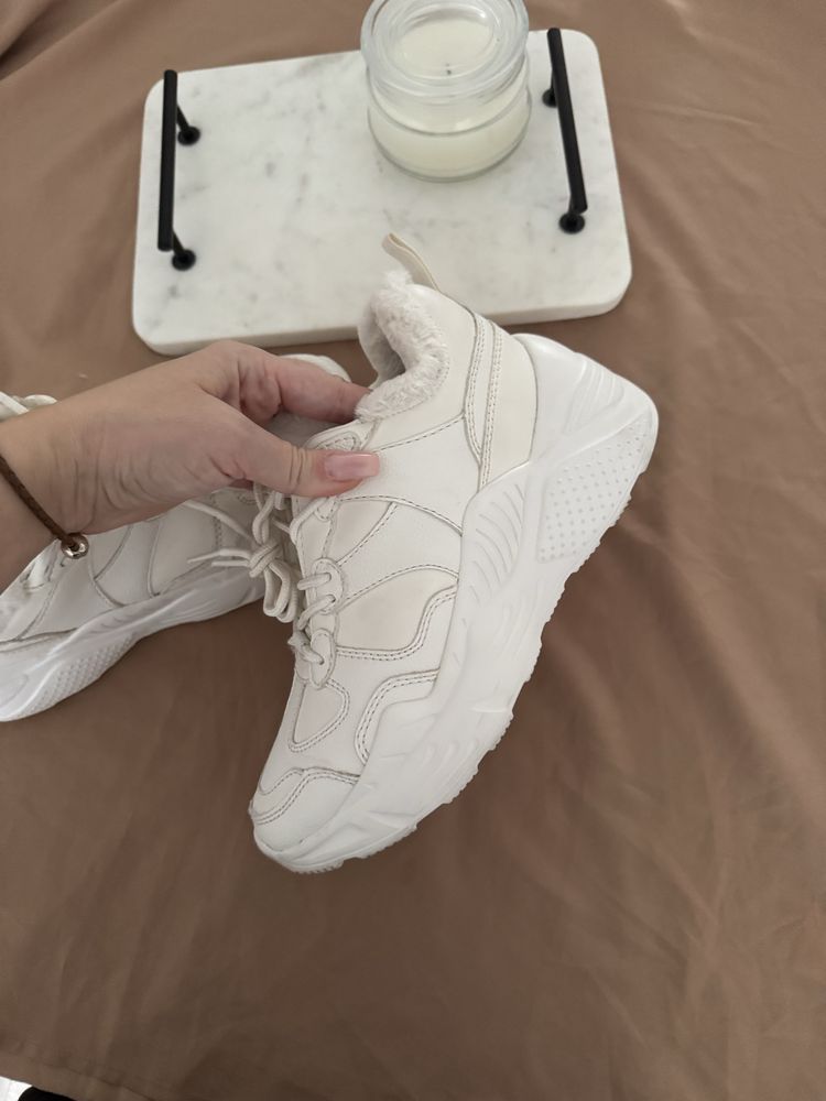 Białe sneakersy z futerkiem Pull & Bear, adidasy