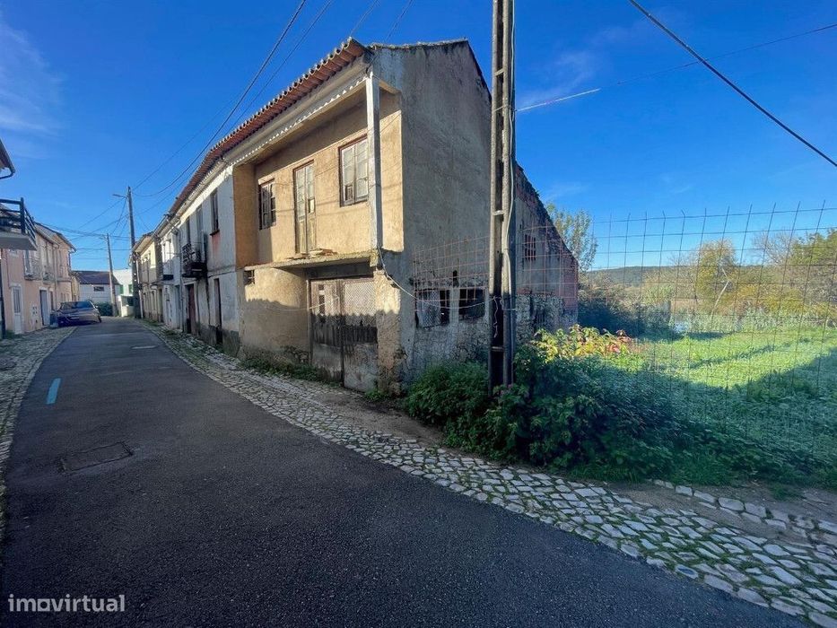 Moradia Geminada com garagem em zona da Adémia