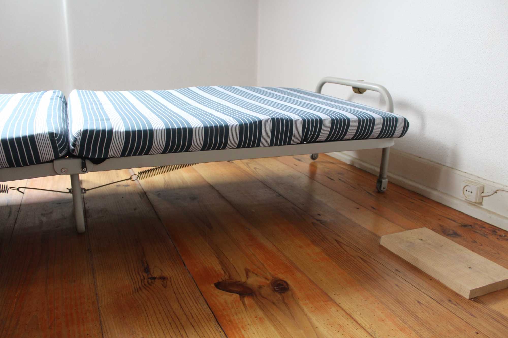 Cama de solteiro dobrável e com rodas