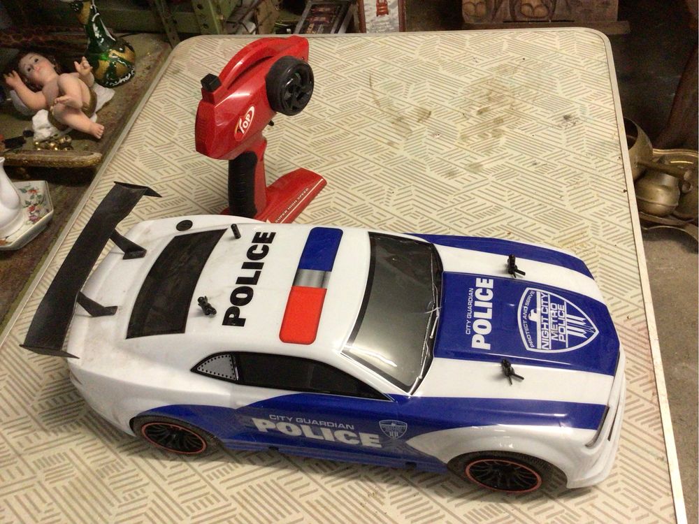 Carro de corrida com comando a pilhas afuncionar,com 40 cms de cpmto
