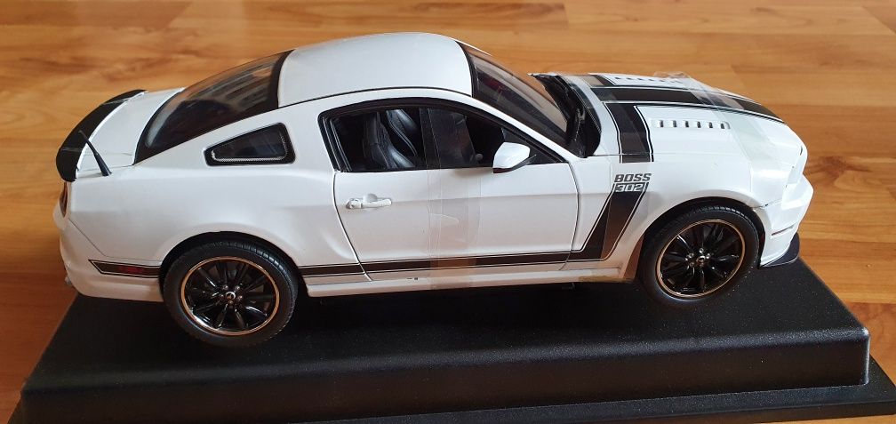 1:18 Shelby Collectibles Ford Mustang BOSS 302