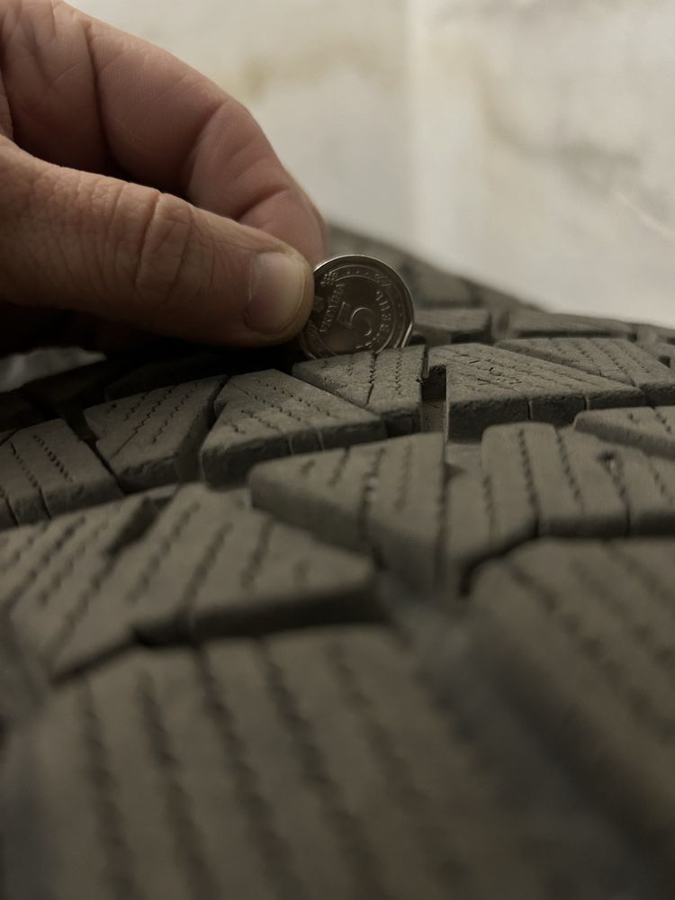 Зимова гума/зимняя резина Bridgestone Blizzak 215/60/16