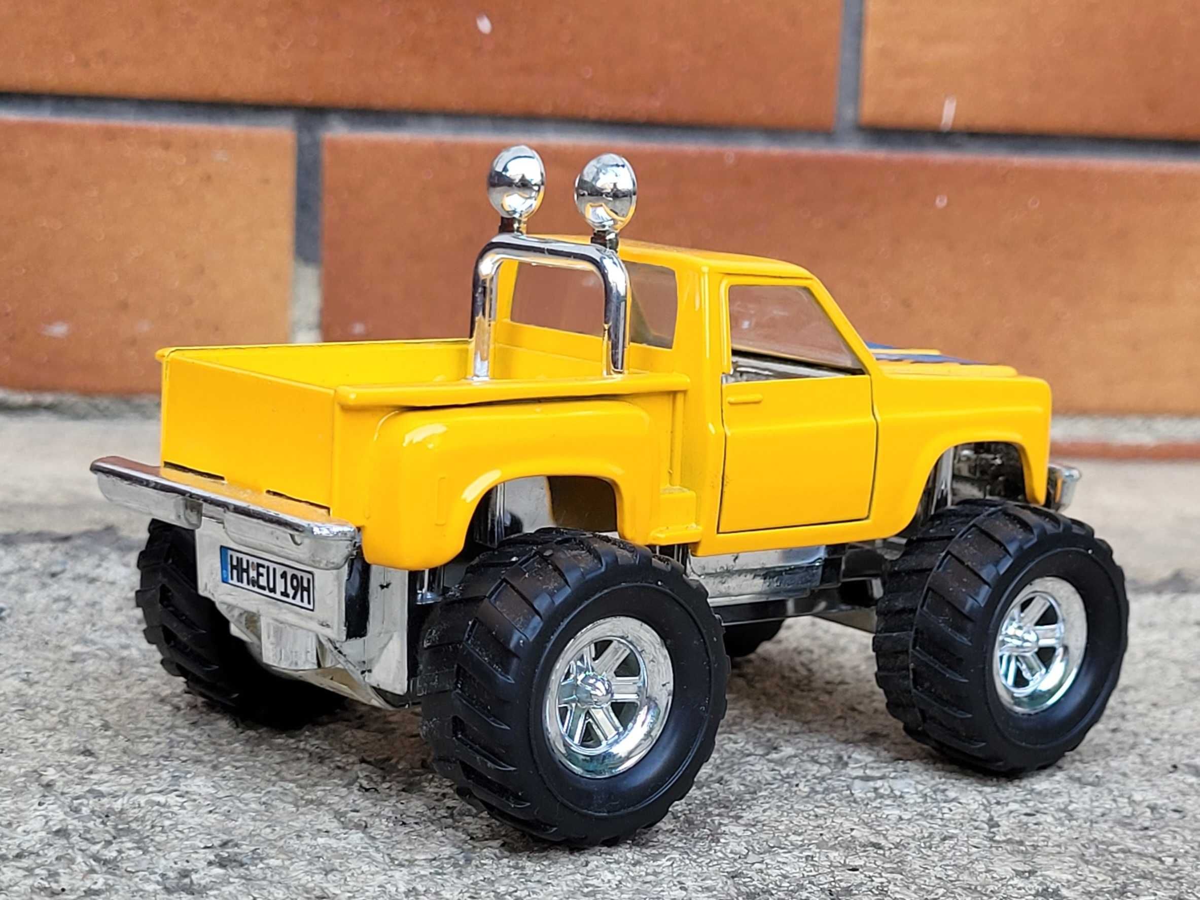 Kolekcja modeli Amerykański Pickup Chevrolet C-10 Bonanza  1:21 1:34