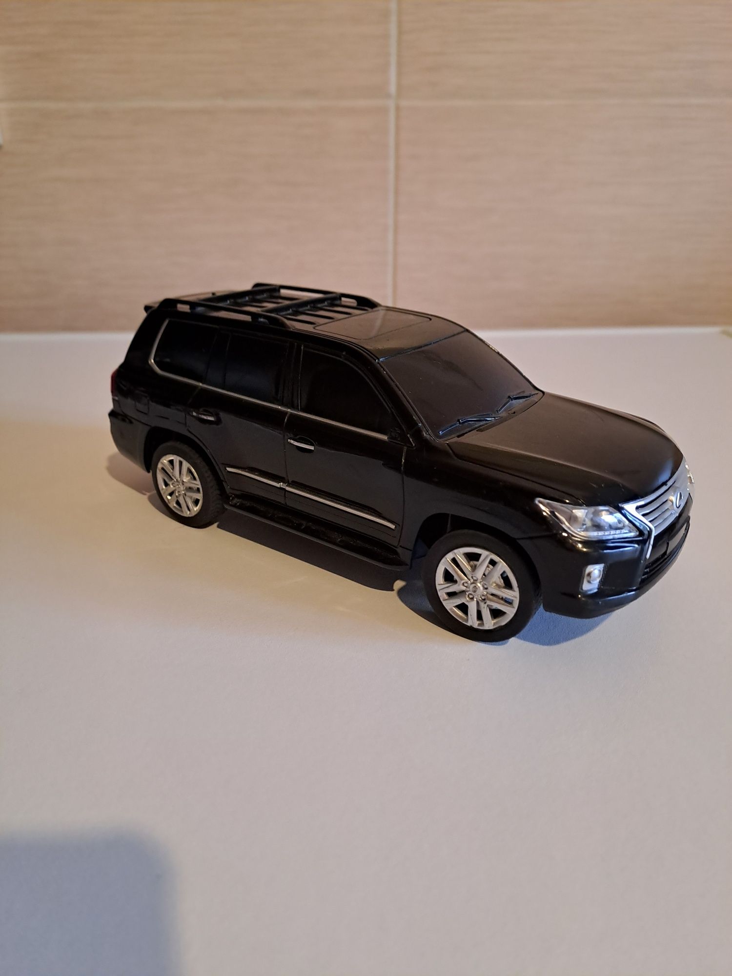 Машинка на радиоуправлении Lexus LX570