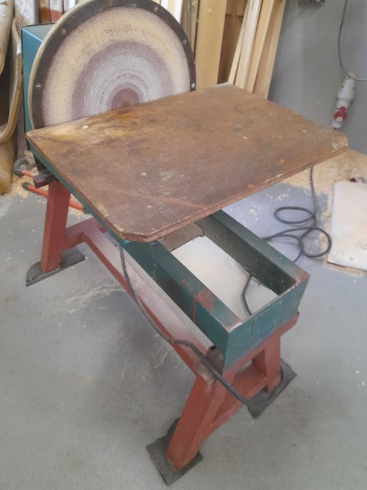 Szlifierka tarczowa, tarcza z papierem fi 430 . Maszyna stolarska.