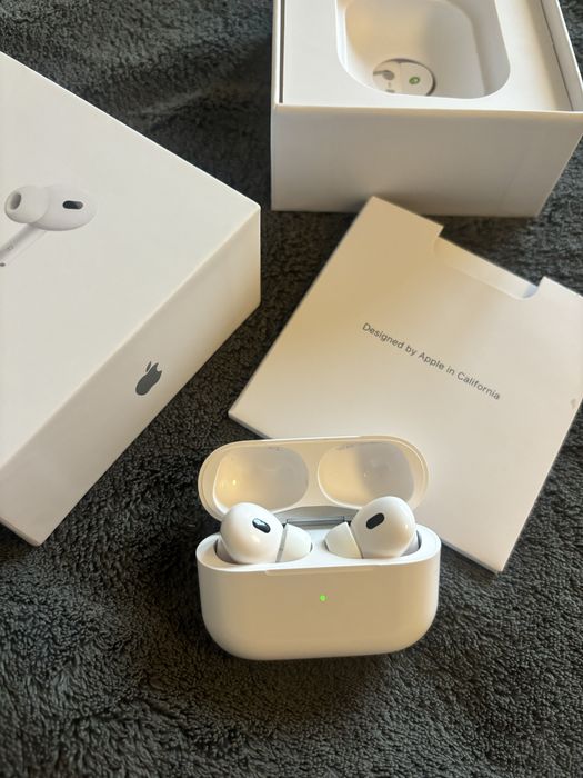 Białe słuchawki „airpods pro”