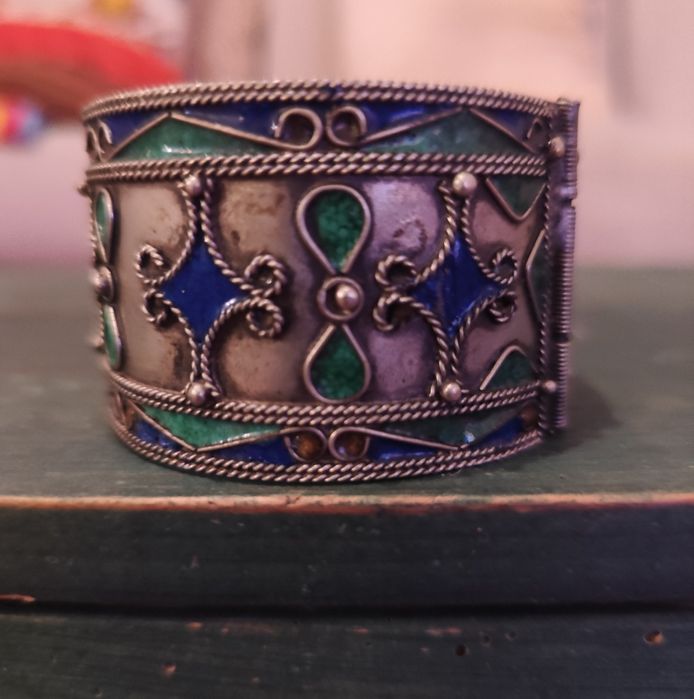 Pulseira e pendente em esmalte e Jade. Valor individual