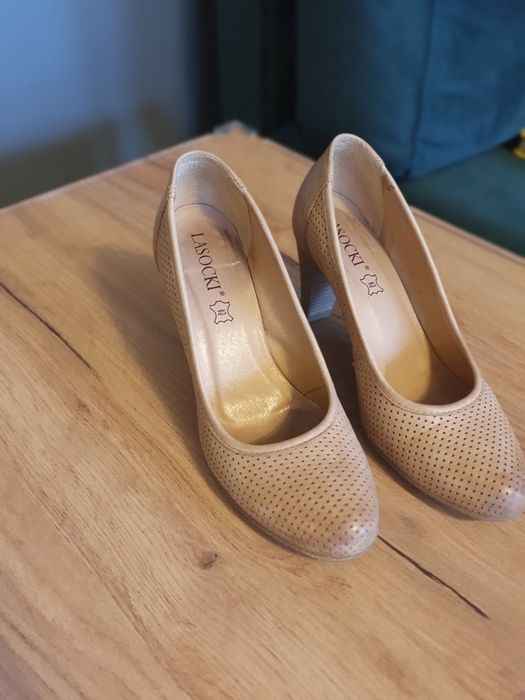 Pantofle Lasocki skórzane nude 36