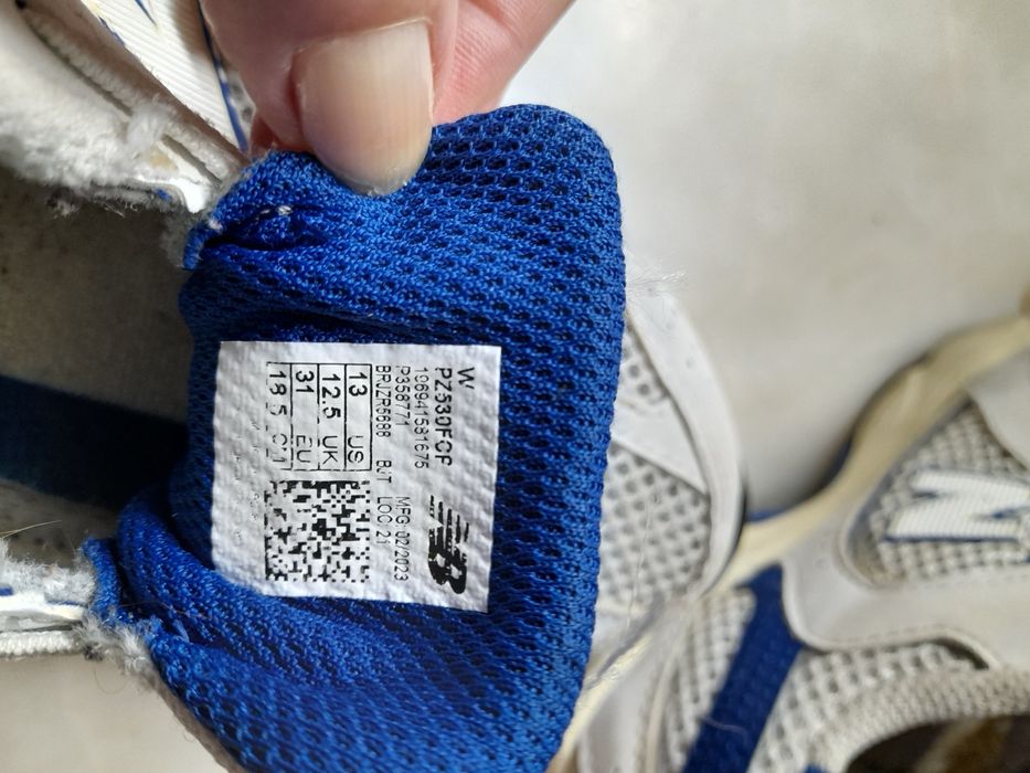 Sapatilhas azul e branca da marca Newbalance,