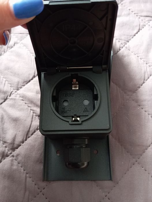 Gniazdo ścienne nadtynkowe