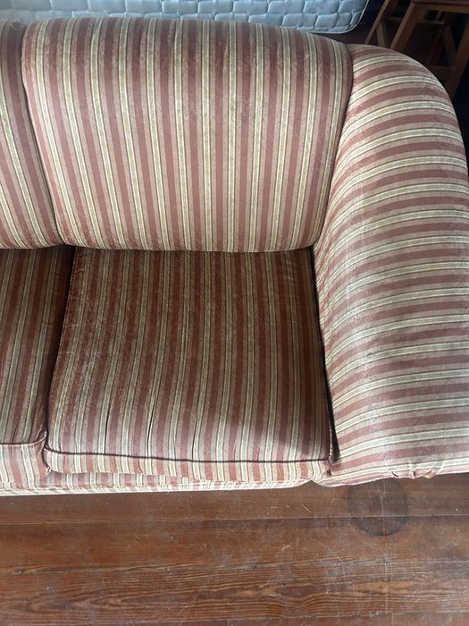 Sofá antigo mas em bom estado