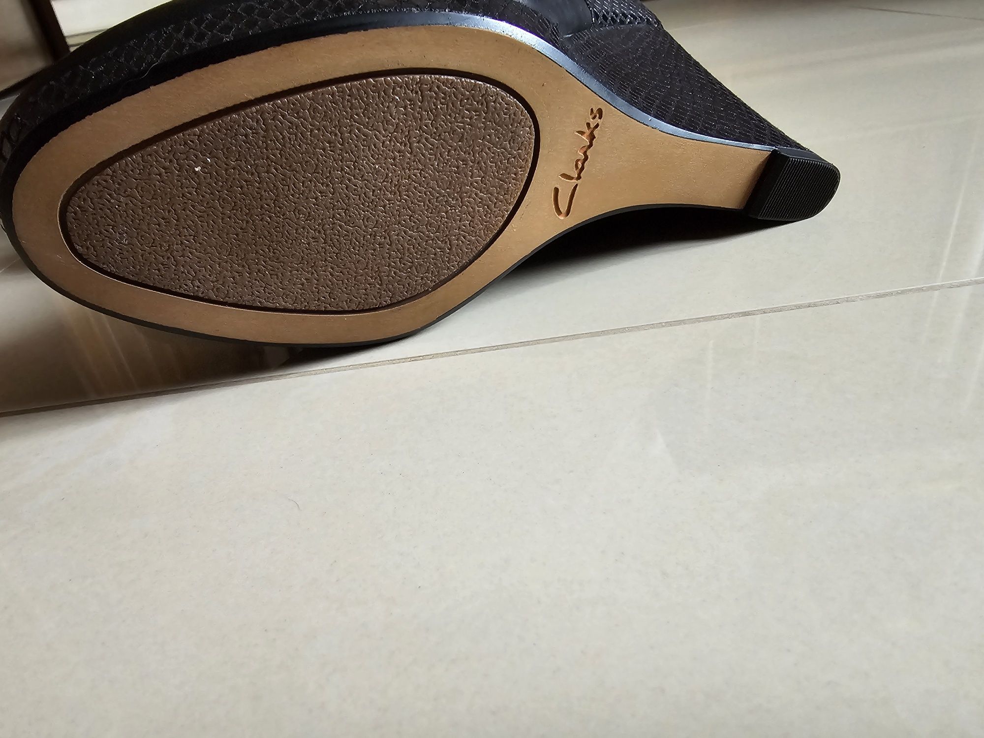 Czółenka . botki Clarks 37,5 na koturnie, skóra NOWE