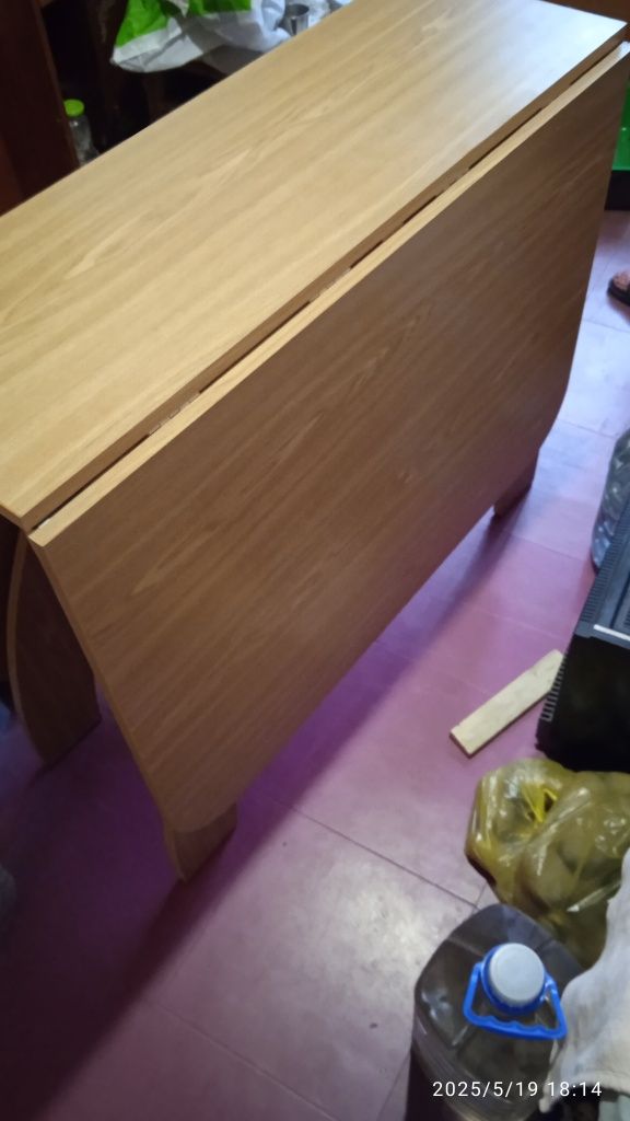 Продам стол книжка новый.