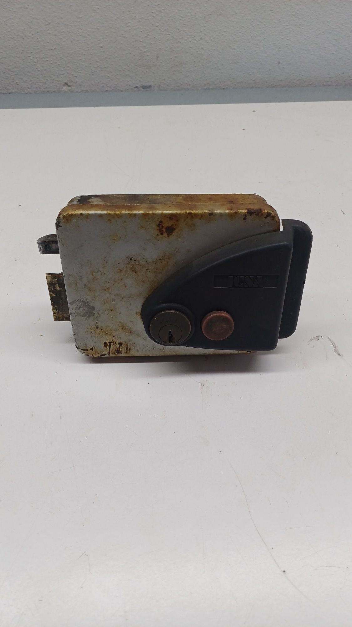 Electrofechadura esquerda ICSA