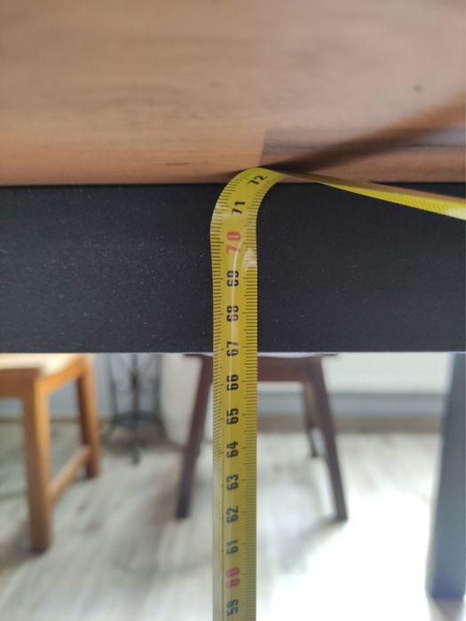 Solidny stół drewniany na metalowych nogach