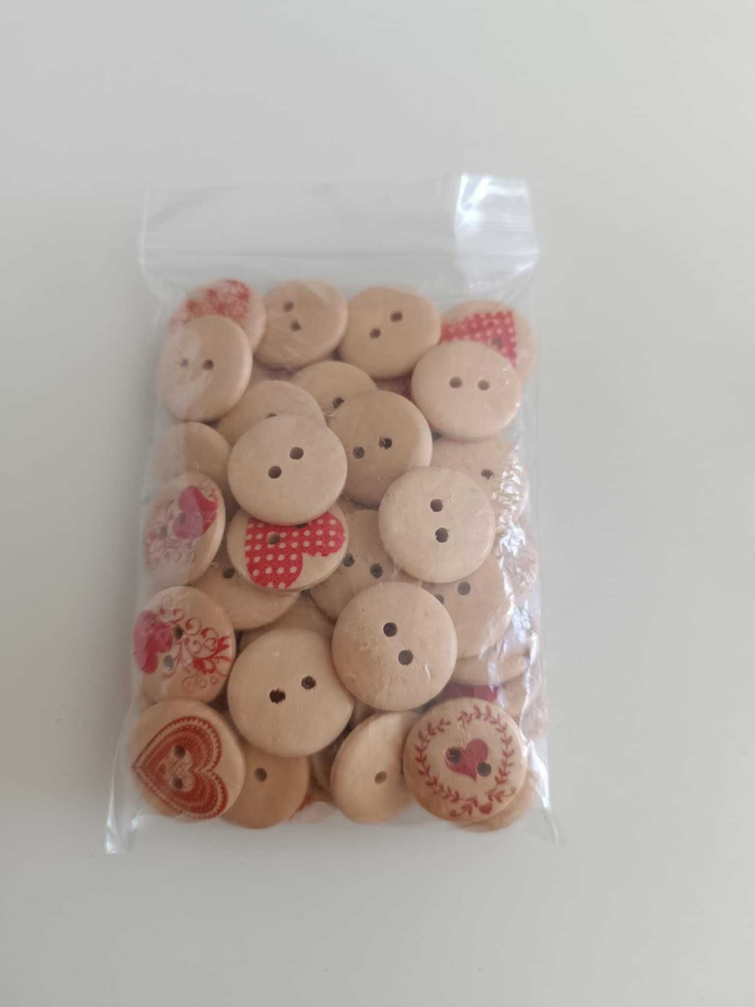Drewniane guziki mix motyw serc, serduszek, 50 szt.