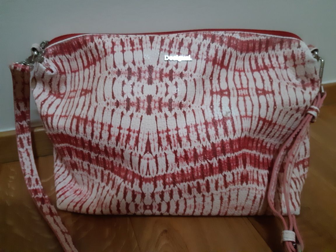 Charakterystyczna, piękna torebka crossbody Desigual ideał