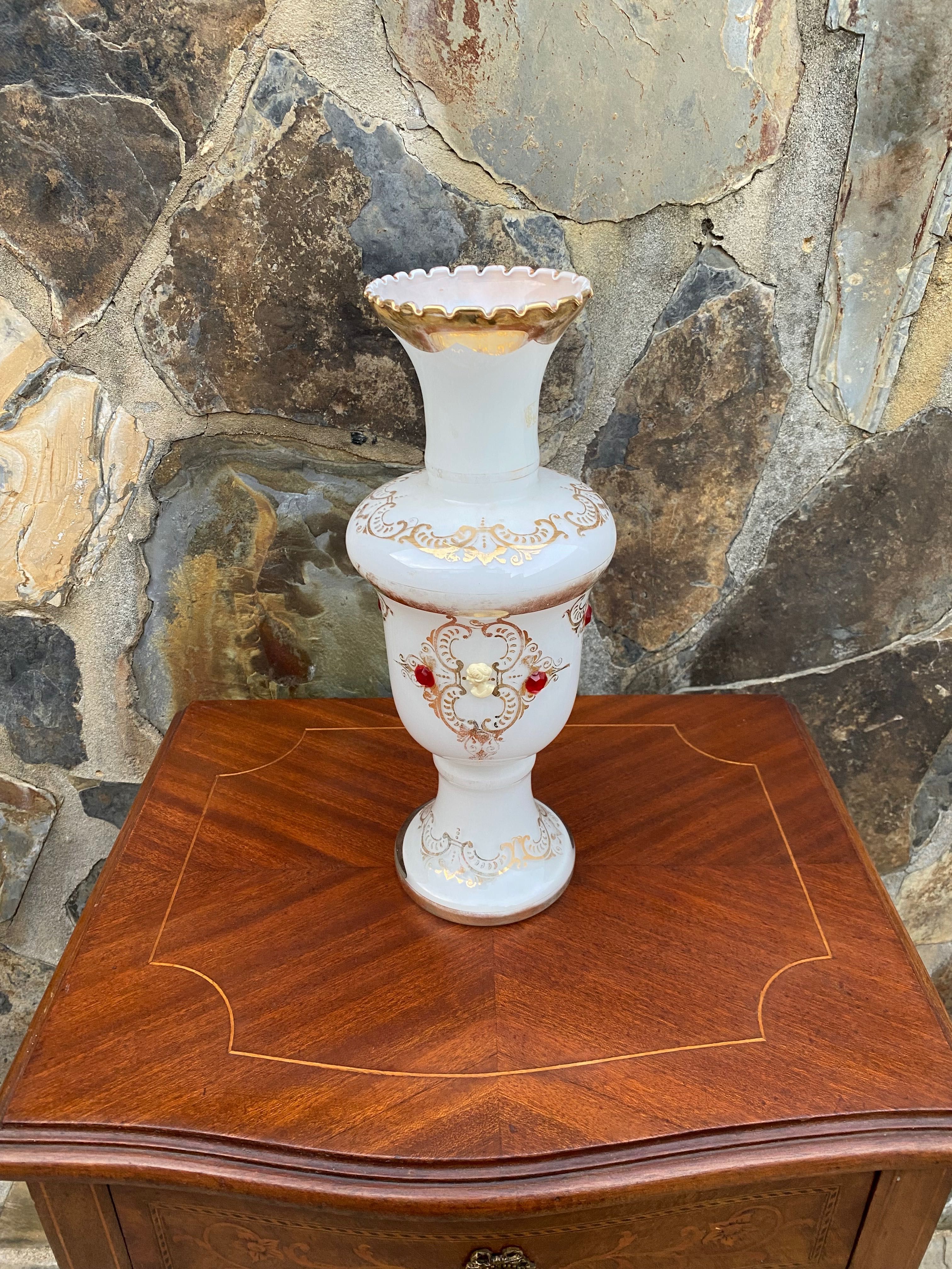 Jarra em Vidro Doublé com Camafeus 33 cm Antiga