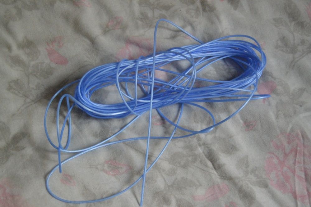 Niebieski sznurek linka do suszenia wieszania prania bielizny