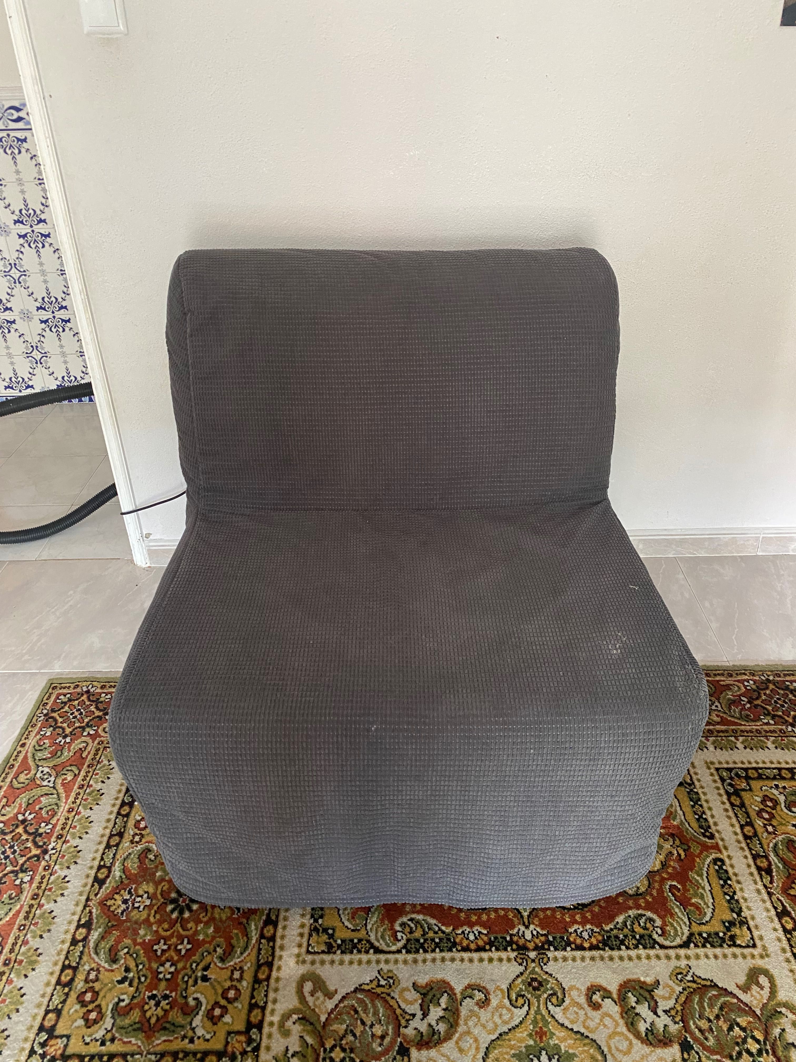 Sofá cama, cama, máquina de lavar roupa, mesa com 4 cadeiras, espelho,