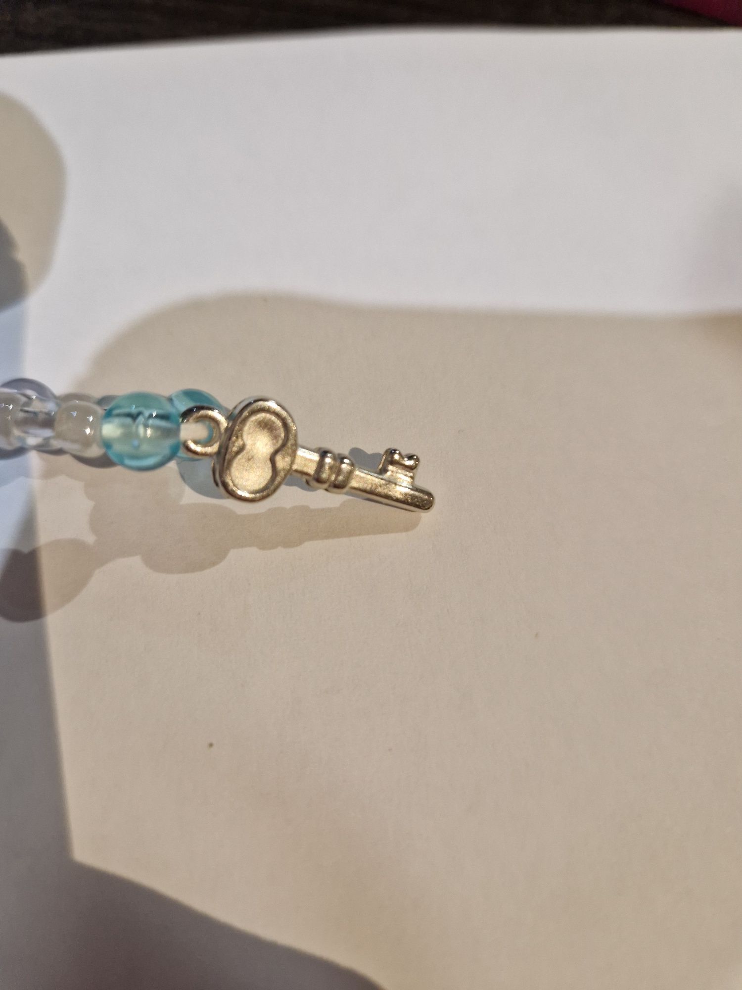 Niebieski handmade naszyjnik z kluczami.