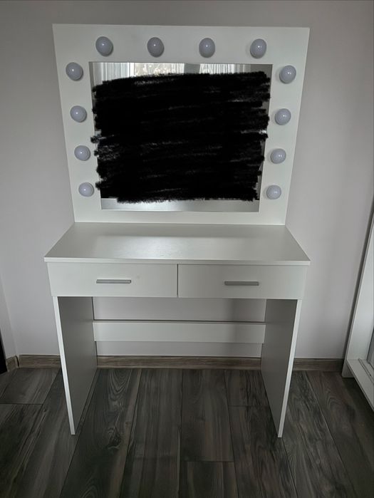 Toaletka z lustrem i oświetleniem LED