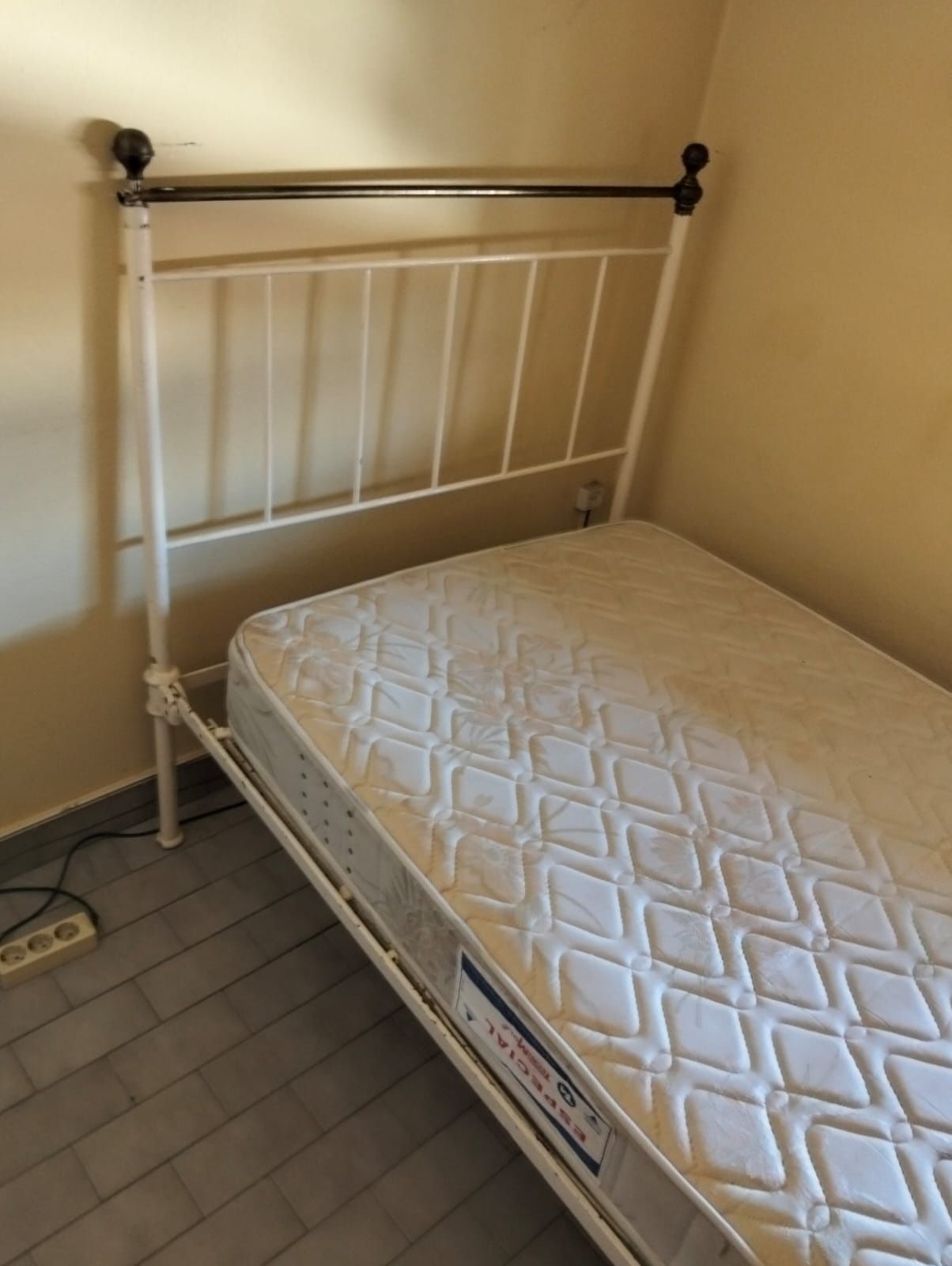Cama e colchão 165x100