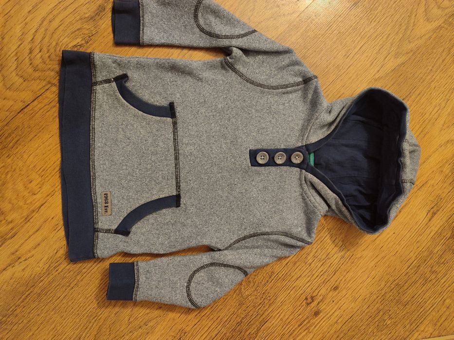 Sweter z kapturem